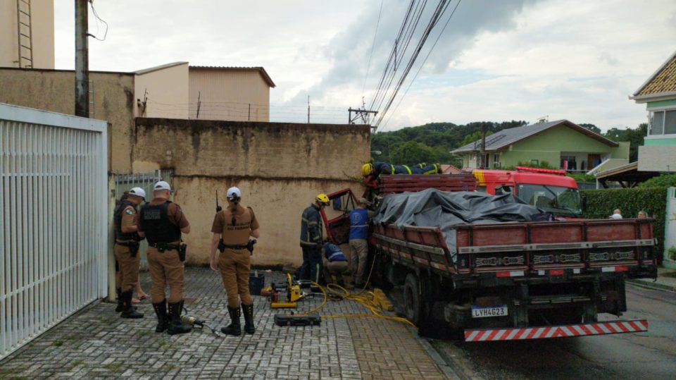 Sem Freio Caminh O Desgovernado S Para Ap S Bater Contra Muro No