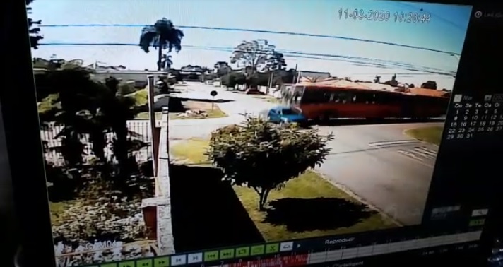 Vídeo mostra momento de grave acidente entre ônibus e carro em Curitiba