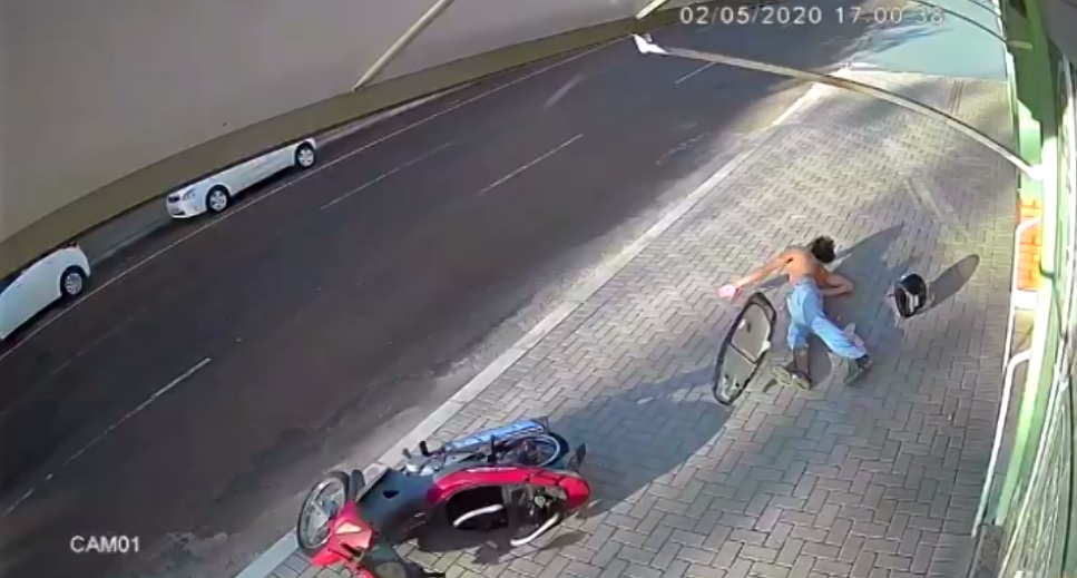 Capacete sai da cabeça de motociclista durante acidente veja o vídeo