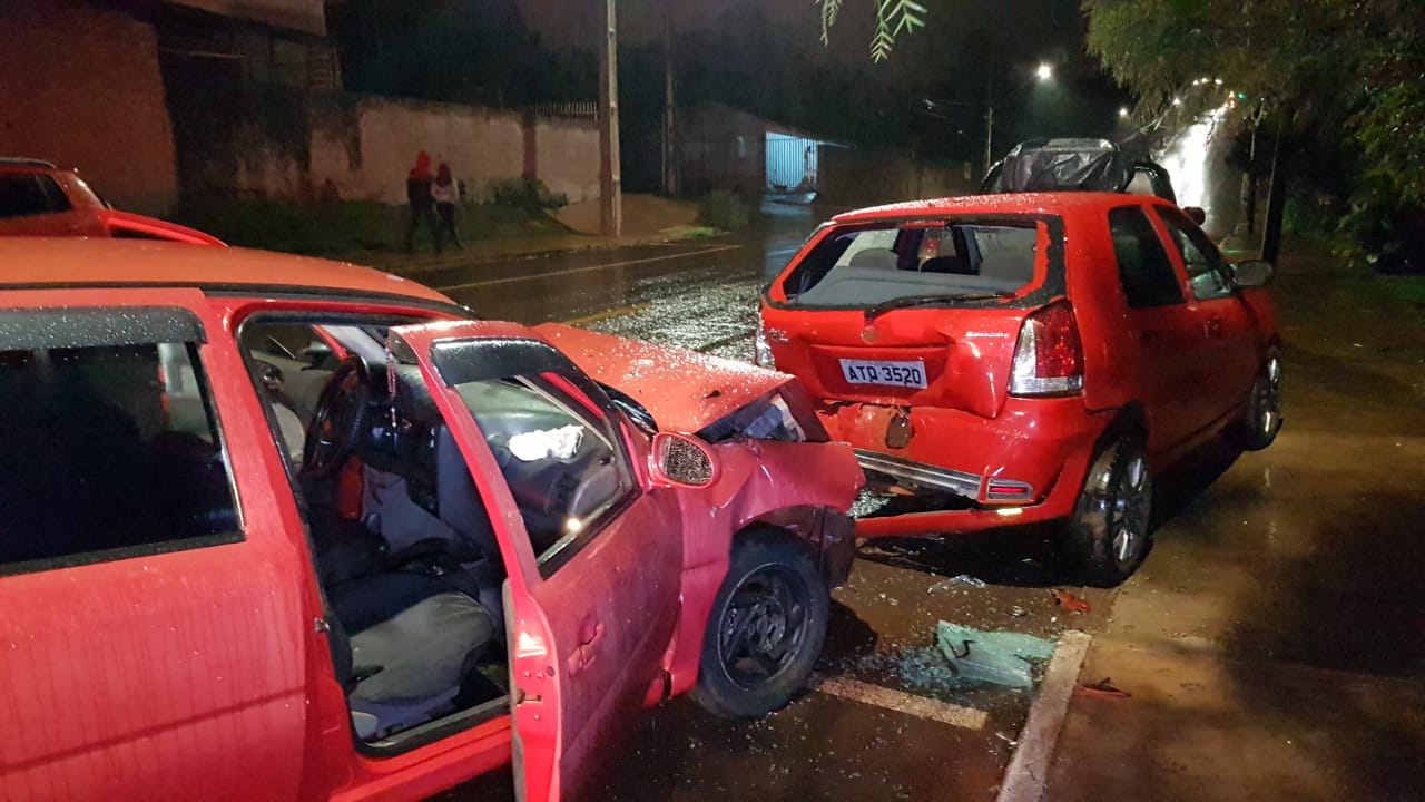 Idoso fica ferido ao colidir carro contra veículo estacionado na Rua