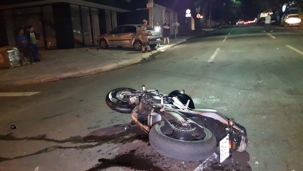 Após colisão entre carro e moto motociclista fica ferido e automóvel é