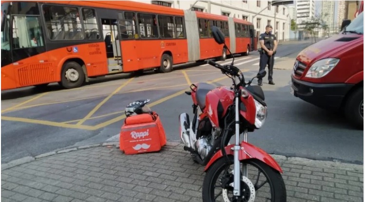 Motociclista sofre fratura na mão em acidente no Centro de Curitiba CGN