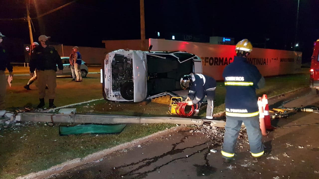 Motorista Colide Em Poste E Carro Fica Tombado Na Avenida Brasil