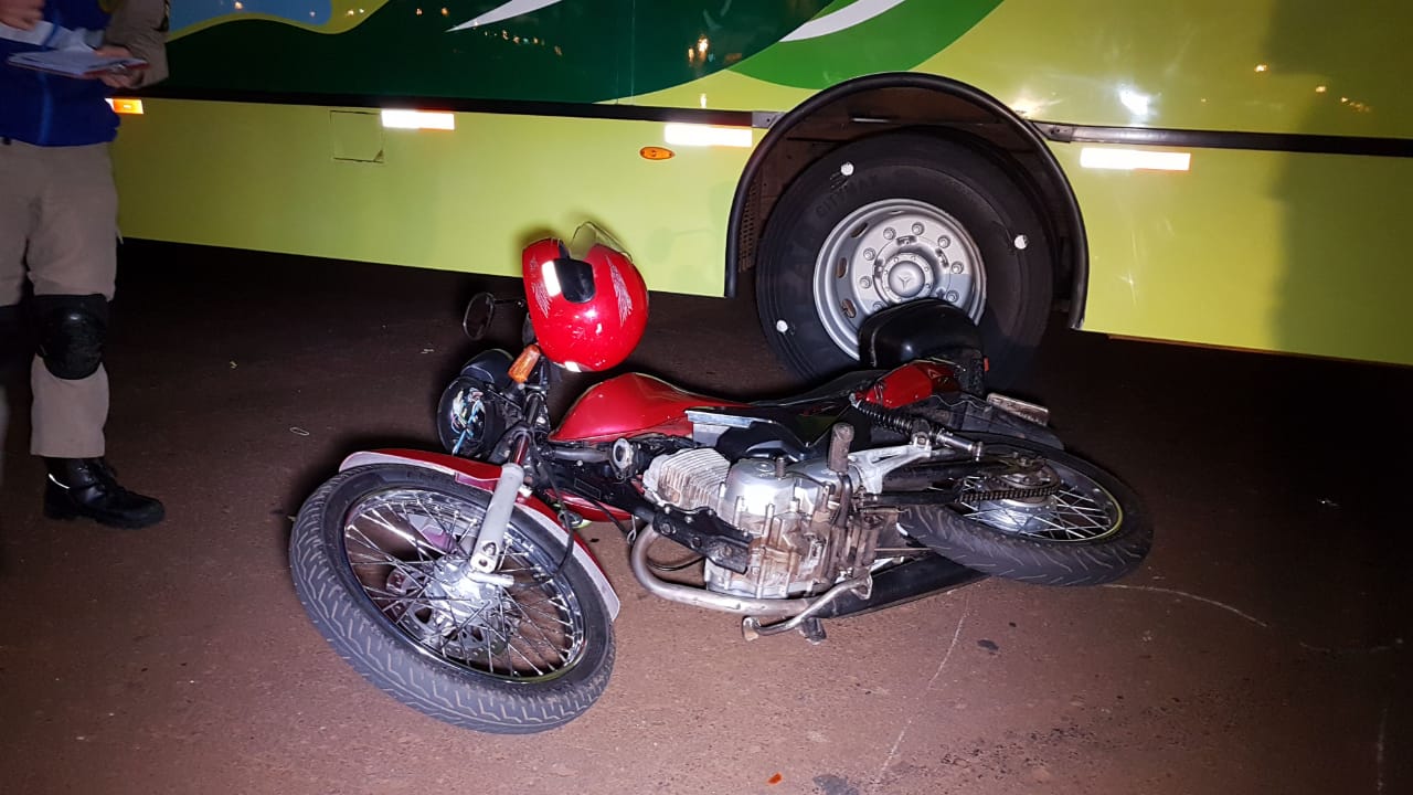 Motociclista fica ferido ao se envolver em colisão ônibus no Bairro