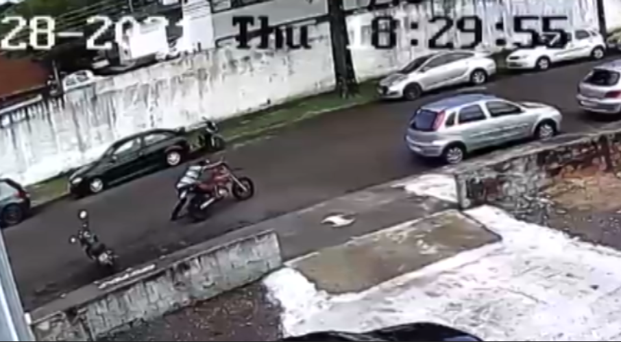 Câmera flagra momento em que motocicleta é furtada na Rua Siqueira