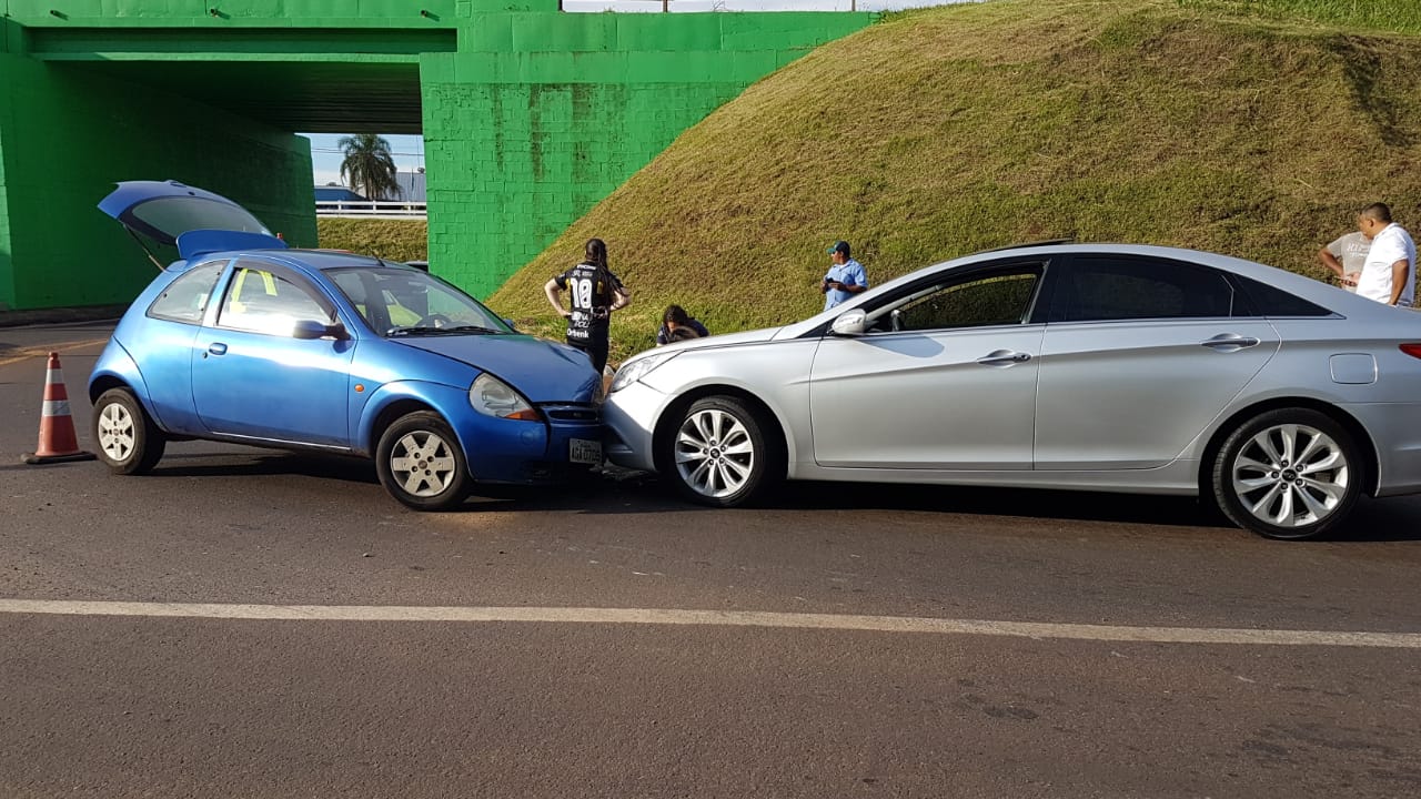 Carros se envolvem em colisão na marginal da BR 277 no Viaduto da