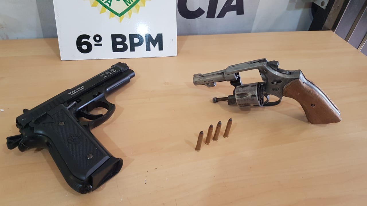 Polícia Militar detém homem e apreende revólver e simulacro no