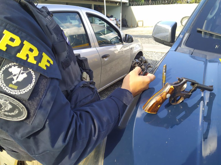 Prf Apreende Armas E Recupera Carro Roubado Na Br Divisa De Sc