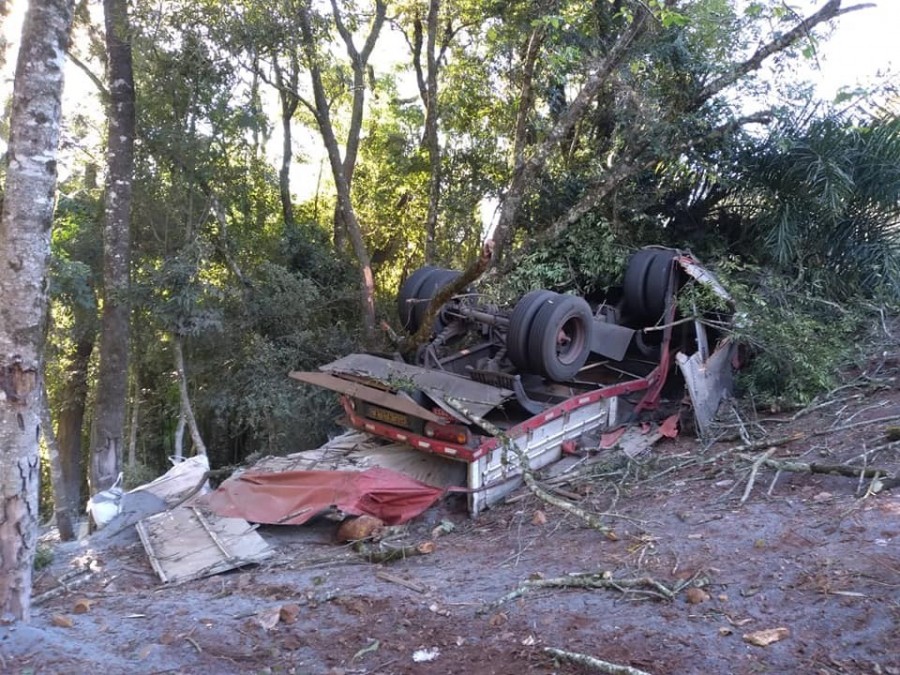 Acidente entre caminhão e carro deixa uma pessoa morta e outra ferida