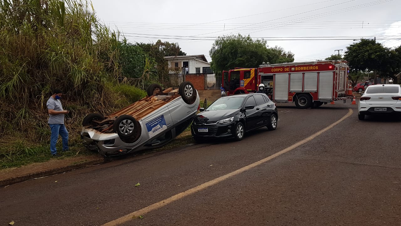 Ve Culo Capota Ap S Colidir Outro Carro No Bairro Santa Cruz Cgn