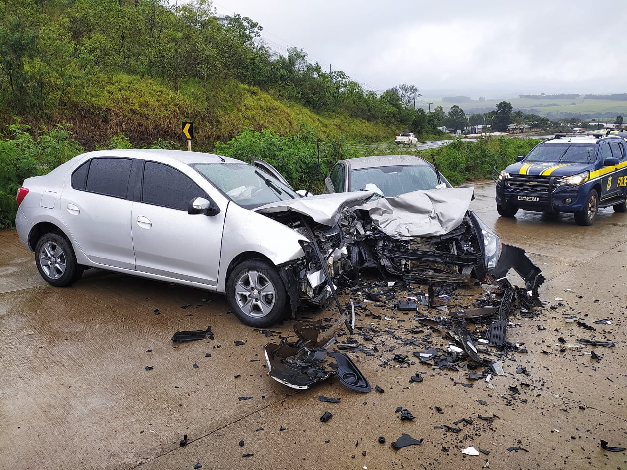 Colisão frontal entre Logan e HB20 deixa quatro feridos na BR 163 CGN