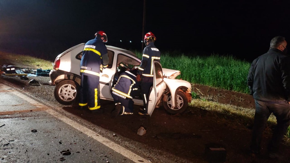 Acidente Entre Carro E Carreta Na Rodovia Pr Mata Motorista Na