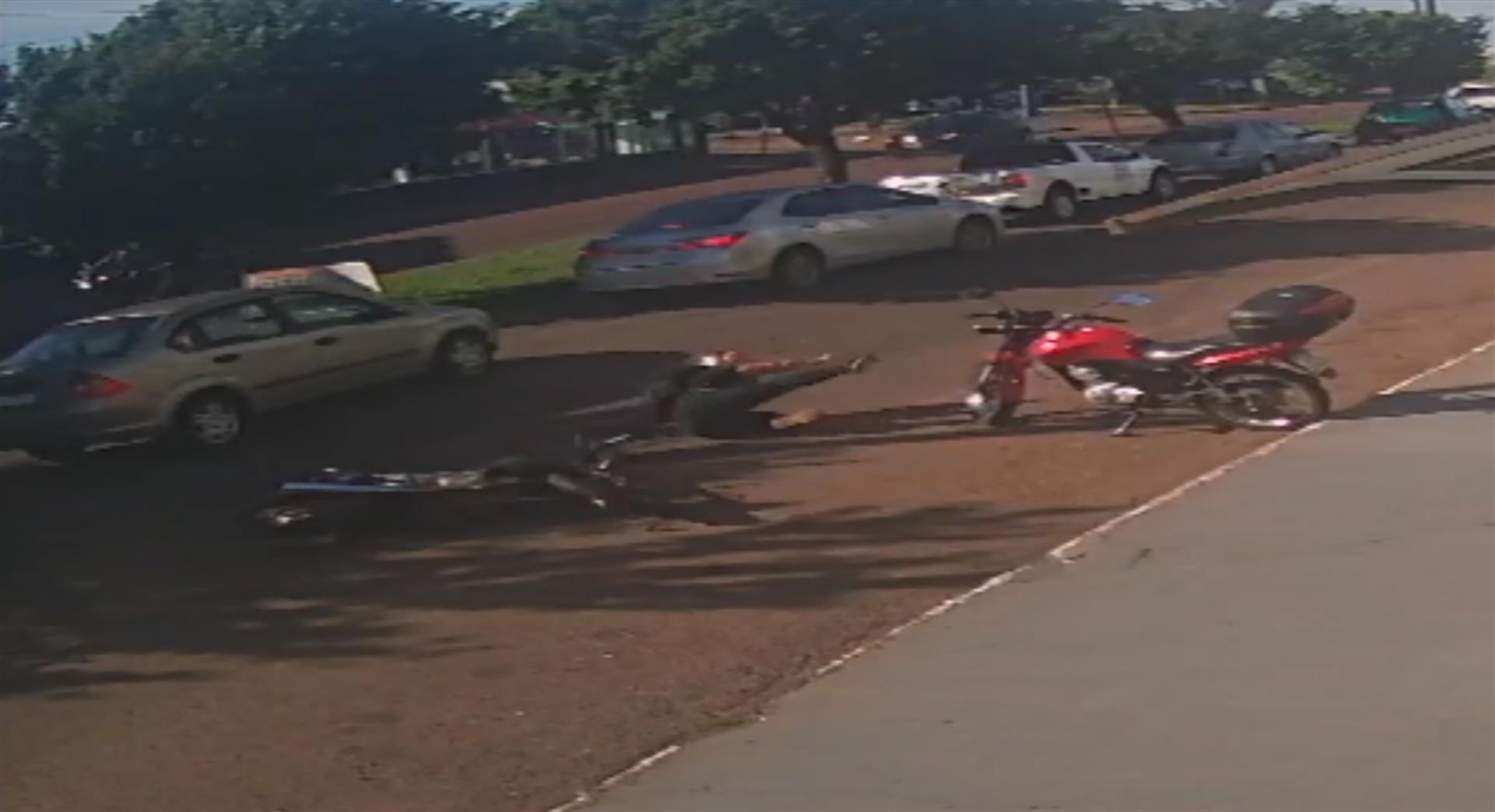 Vídeo mostra motociclista sofrendo queda após colisões na Avenida Rocha