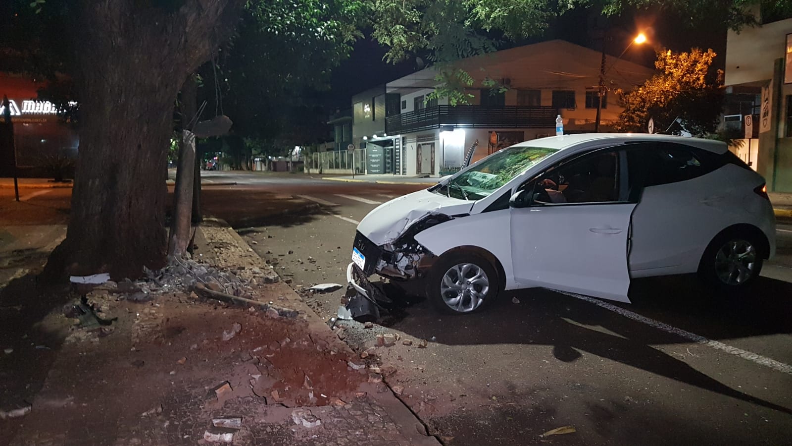 Motorista Perde O Controle Da Dire O Sobe Cal Ada E Derruba Poste E