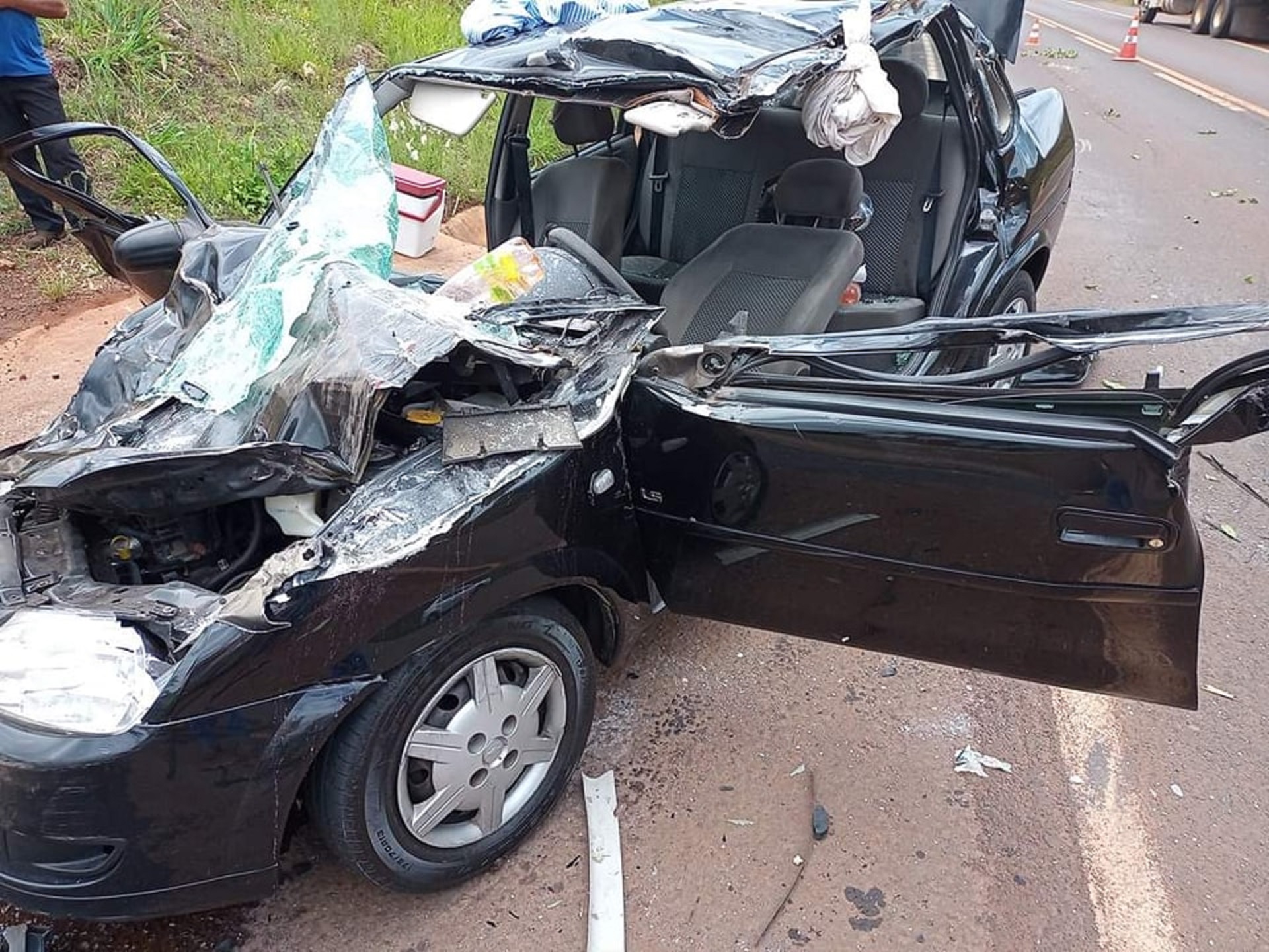 Colisão entre carro e caminhão deixa duas pessoas feridas na PR 855 em