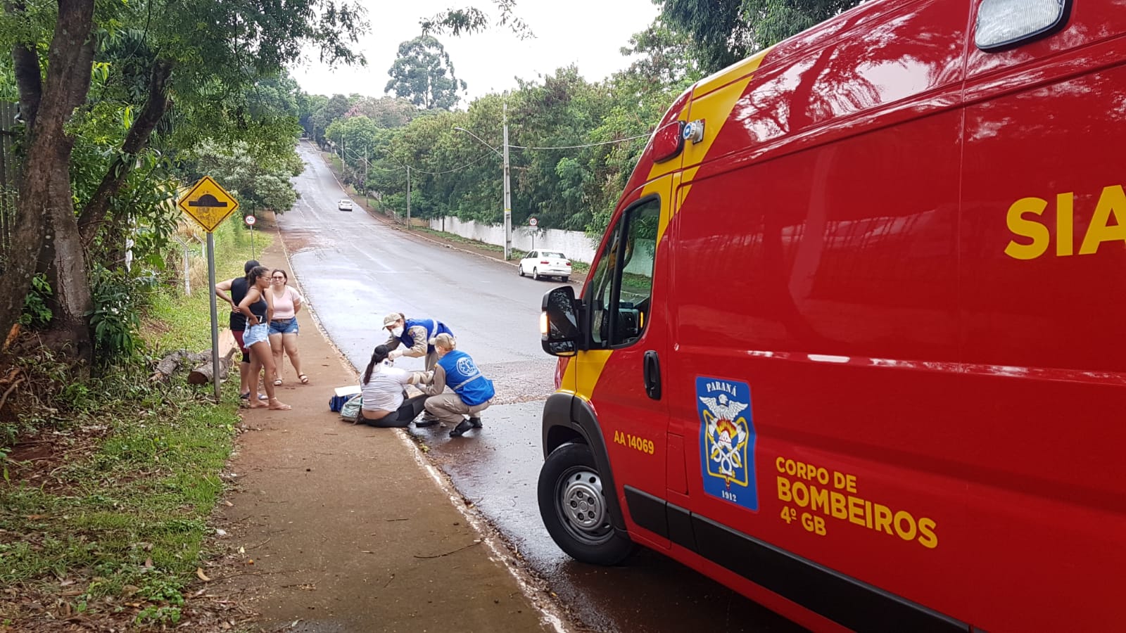 Mulher fica ferida após sofrer queda de moto na rua Machado de Assis