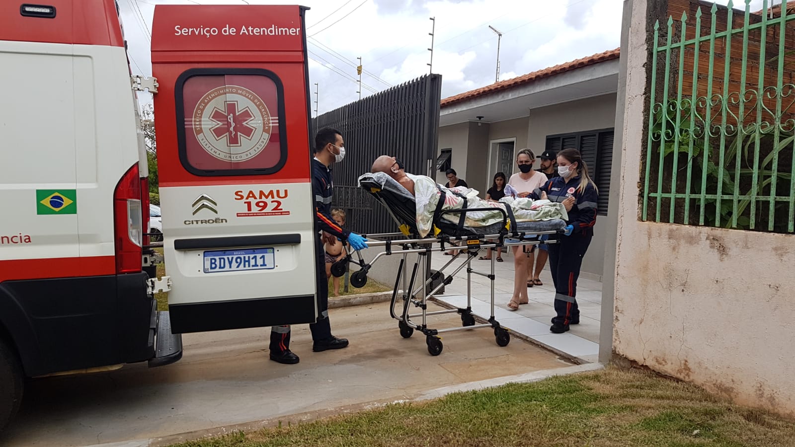 Ao tentar acender churrasqueira álcool homem sofre queimaduras