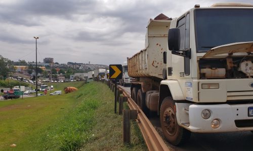 Caminh O Quebra Em Cima Do Viaduto Da Petrocon E Deixa Rodovia Br