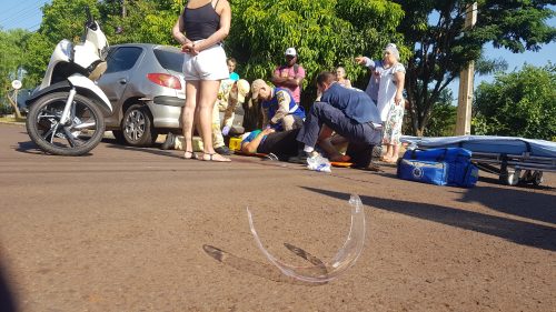 Motociclista fica ferida após colisão entre carro e moto no Bairro