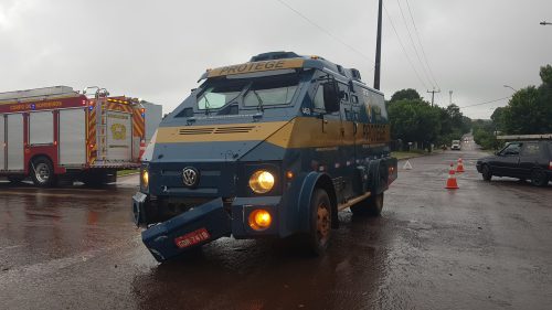 Carro Forte Se Envolve Em Acidente No Bairro Universit Rio E Interdita