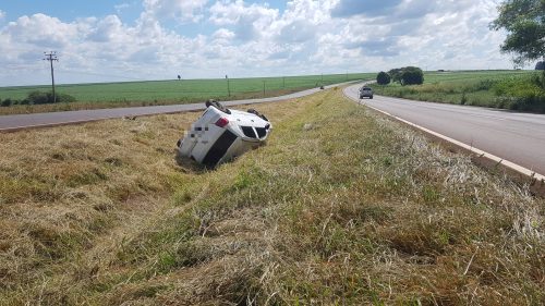 Condutor Perde O Controle E Capota Volkswagen Gol Na Br Em