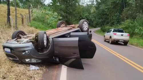 Carro Que Seguia Sentido A Cascavel Capota Na Rodovia Pr Cgn O