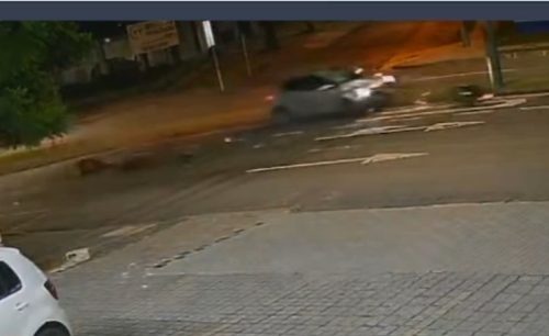 Imagens fortes Vídeo mostra carro arrastando moto em acidente que