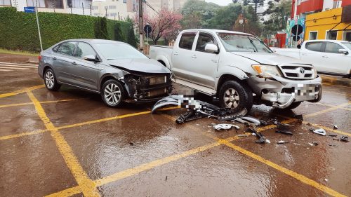 Acidente entre dois carros e uma caminhonete é registrado na Rua Mato