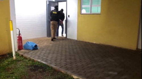 Homem é detido pela PM após agredir filhos e esposa CGN O maior