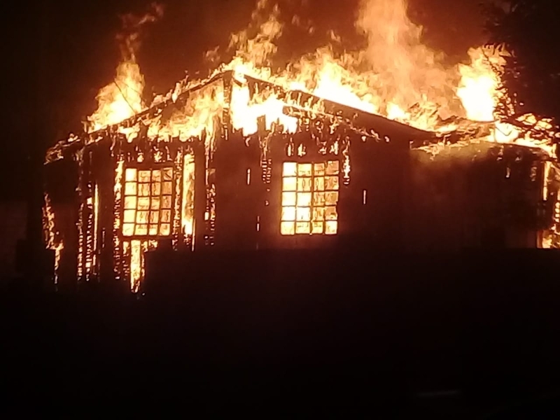 Casa é destruída por incêndio durante a madrugada em Ponta Grossa CGN