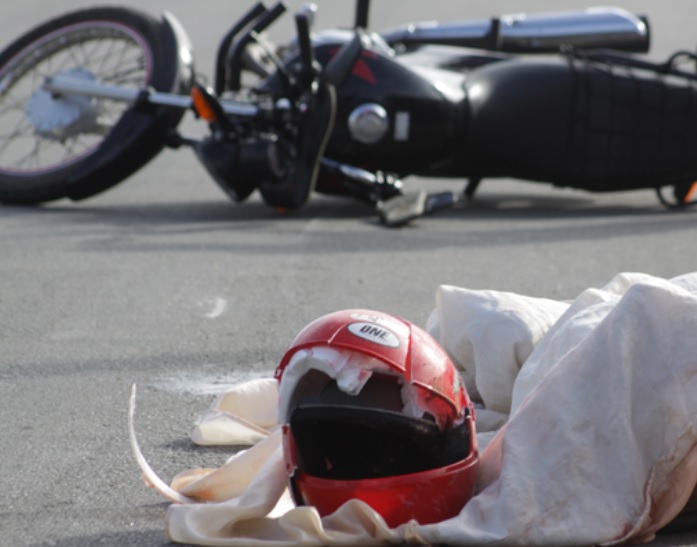 Município e Sanepar são condenados a indenizar motociclista que sofreu