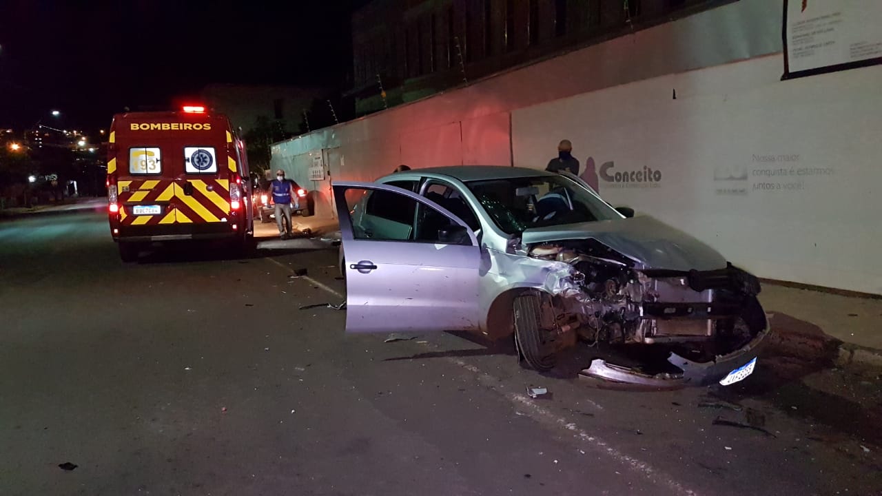 Vítima fica encarcerada em forte colisão entre carros no Bairro Neva