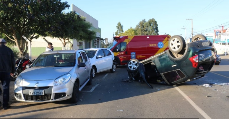 Carro Capota Ap S Bater Em Ve Culos Estacionados Em Ponta Grossa Cgn