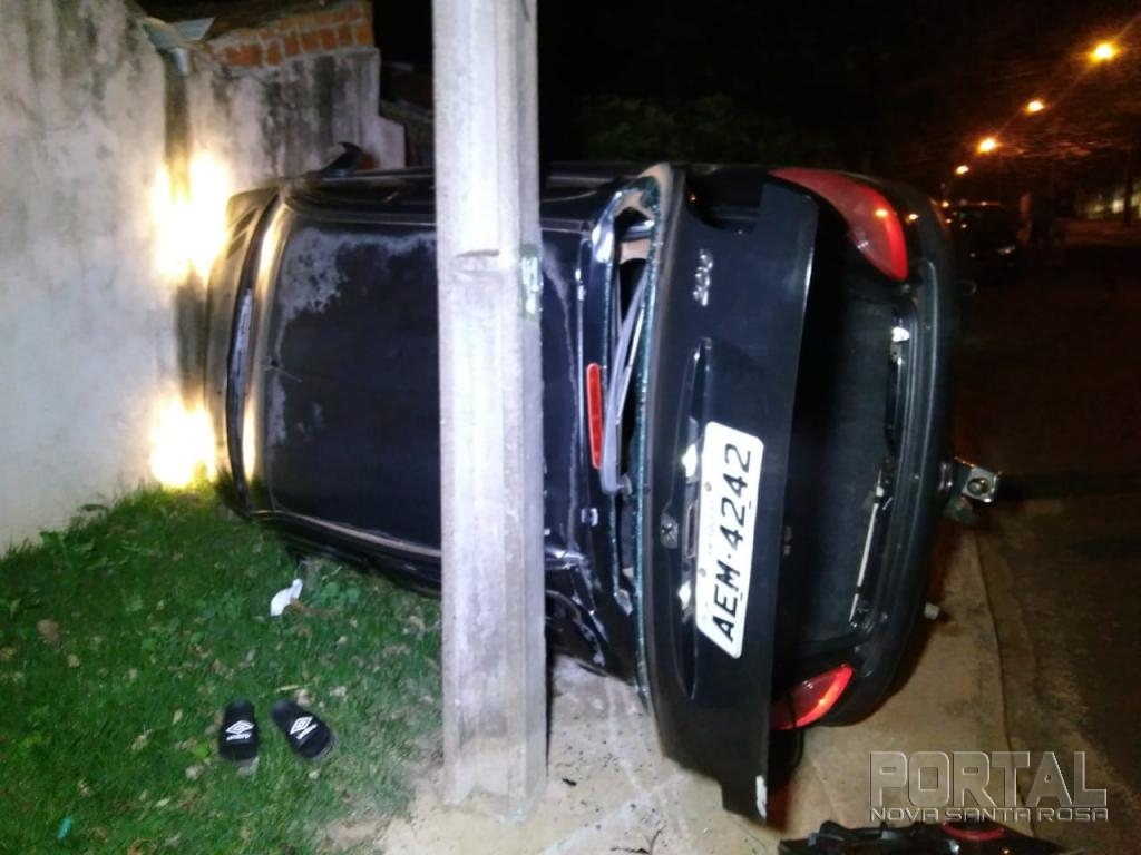 Ap S Bater Em Ve Culo Parado E Tombar Carro Condutor Foge Do Local Em