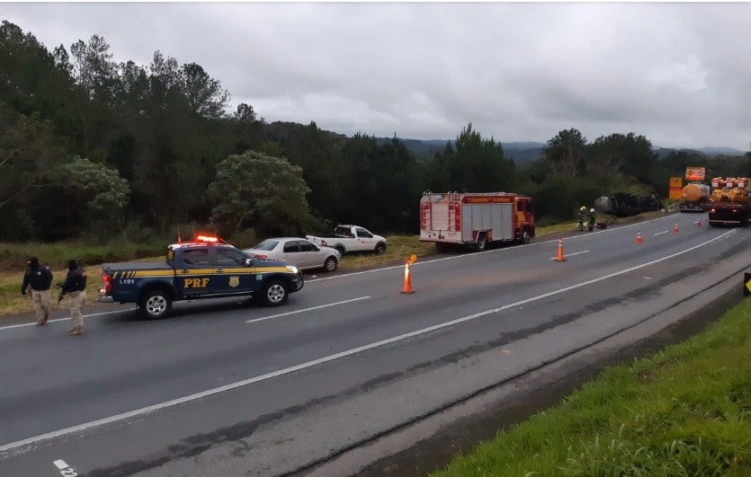 Carreta Tanque Carregada Metanol Tomba Na BR 116 E Interdita Faixa