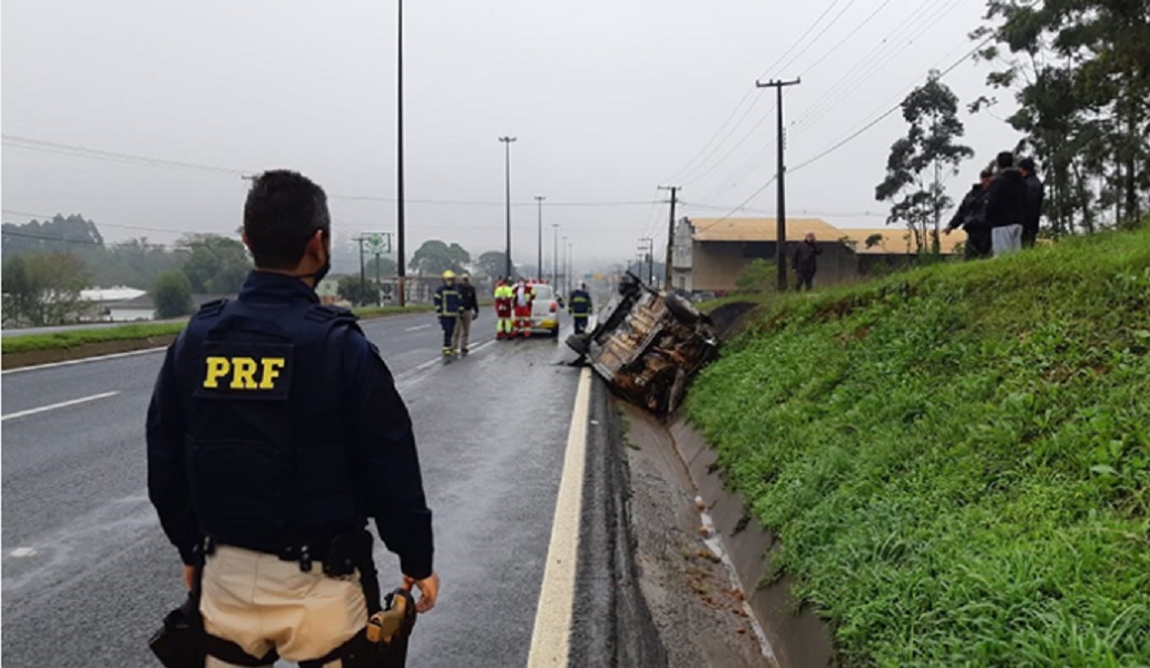 Carro Pega Fogo Ap S Capotar Na Rodovia Br Cgn O Maior Portal