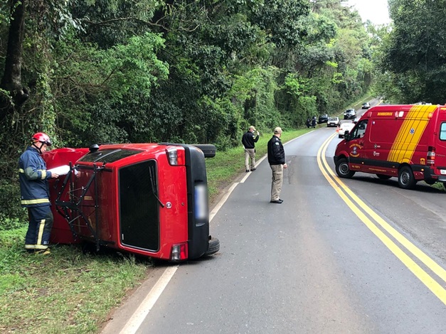 Carro Capota Ap S Colis O Na Pr E Condutor Fica Ferido Cgn O