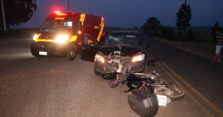 Mulher fica ferida após batida entre carro e moto na PR 513 CGN O