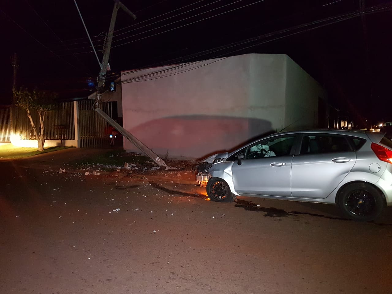 Moradores do Periolo e Morumbi ficam sem luz após motorista derrubar