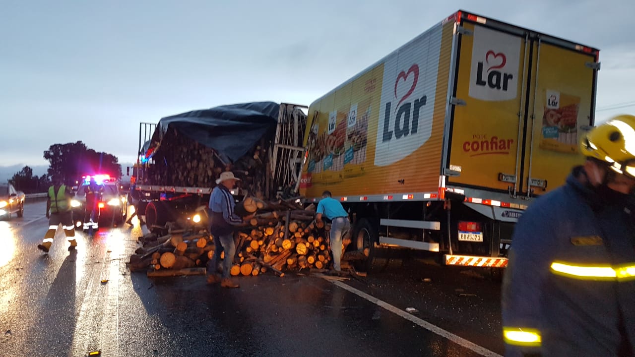 Carga De Toras Se Solta E Provoca Acidente Na BR 277 CGN O Maior