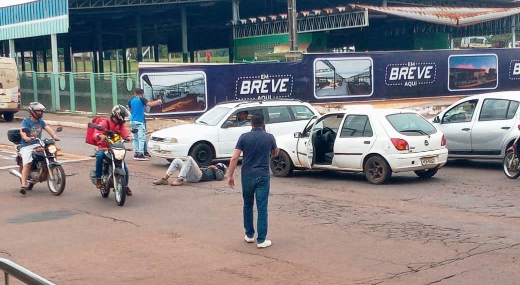 Fiesta E Motocicleta Se Envolvem Em Colis O Na Rua Das Palmeiras