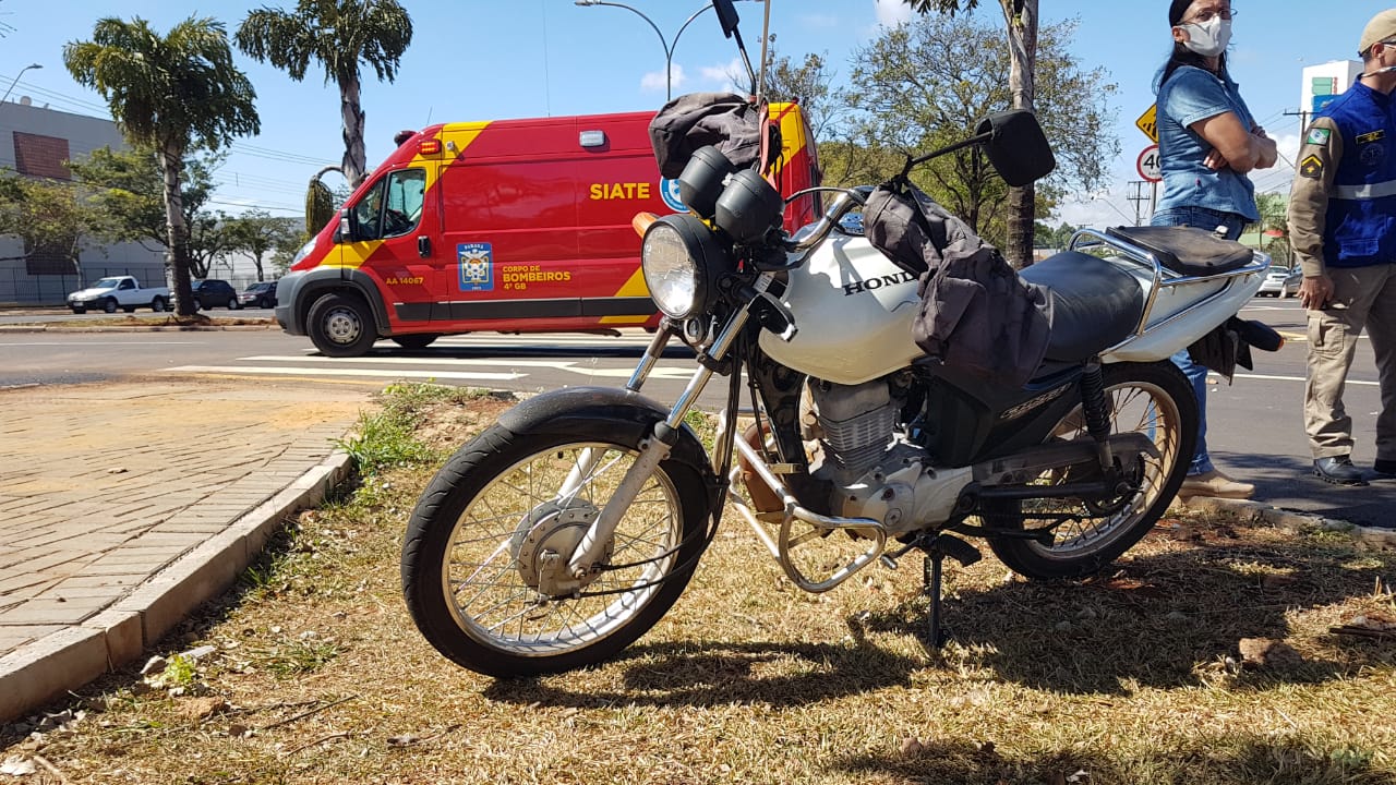 Homem fica ferido após colisão entre carro e moto no Bairro Pacaembu