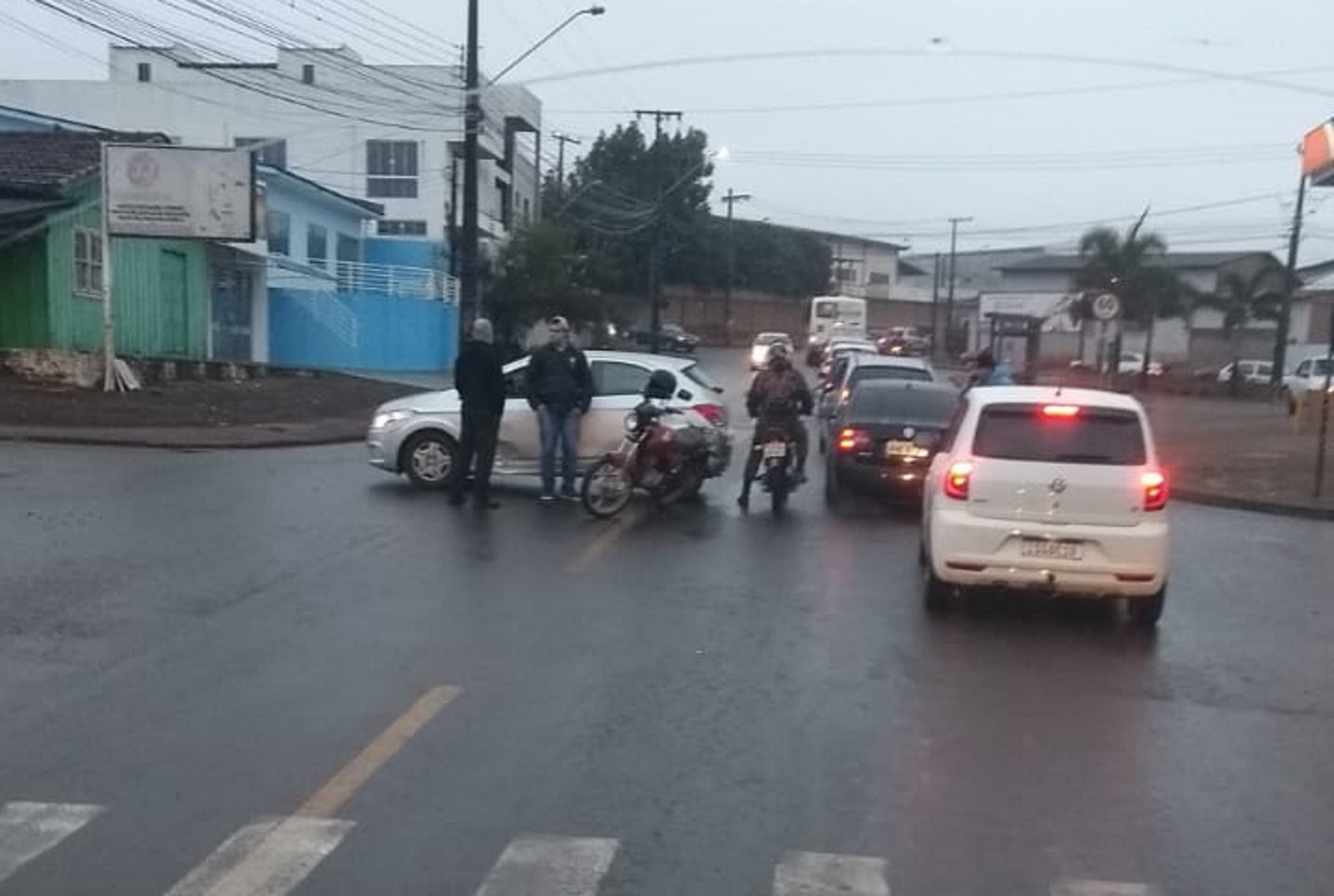 Trânsito apresenta ainda mais lentidão após colisão entre carro e moto