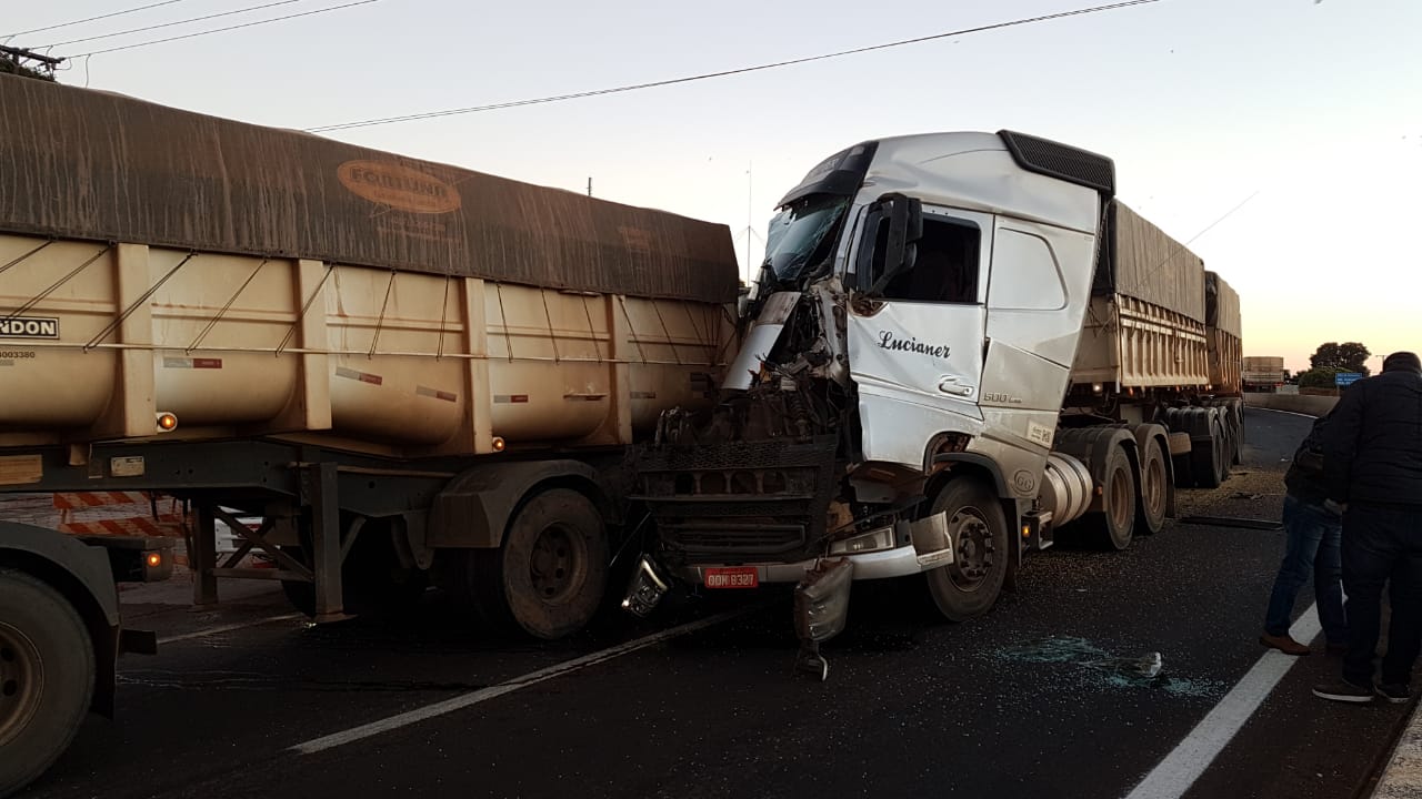 Cabine de caminhão fica destruída após colisão traseira na 467 CGN