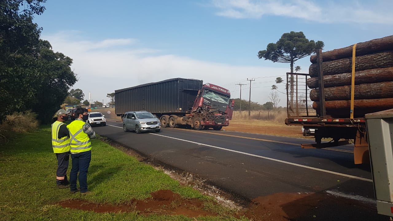 Colis O Entre Tr S Caminh Es E Carro Registrada Na Rodovia Br