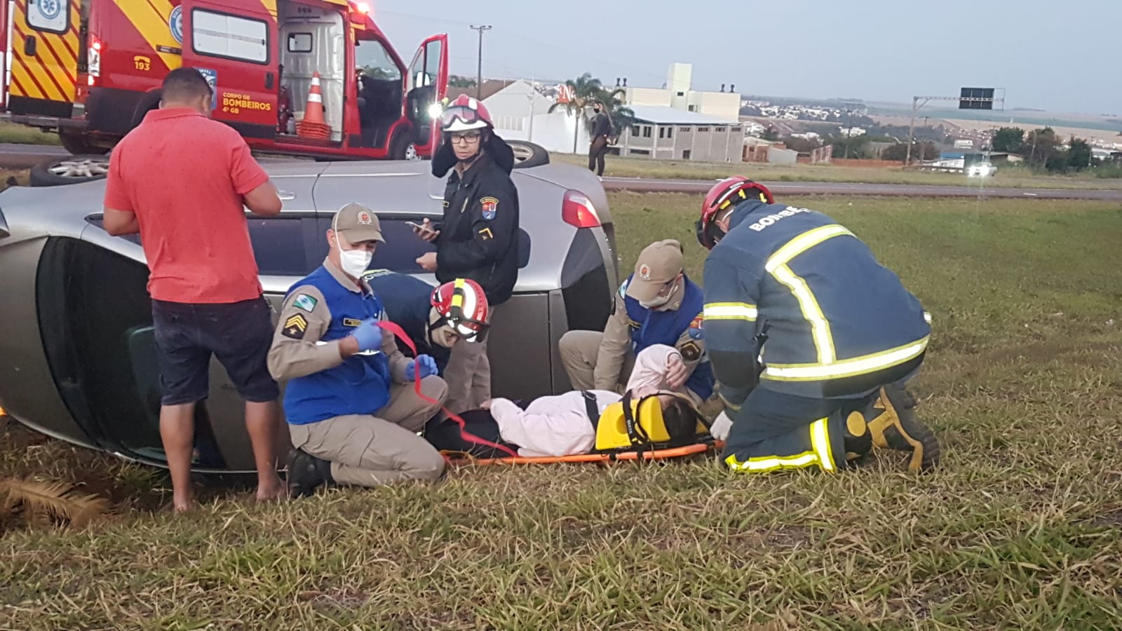 Jovem fica ferida após capotar o carro na rodovia PRc 467 CGN O