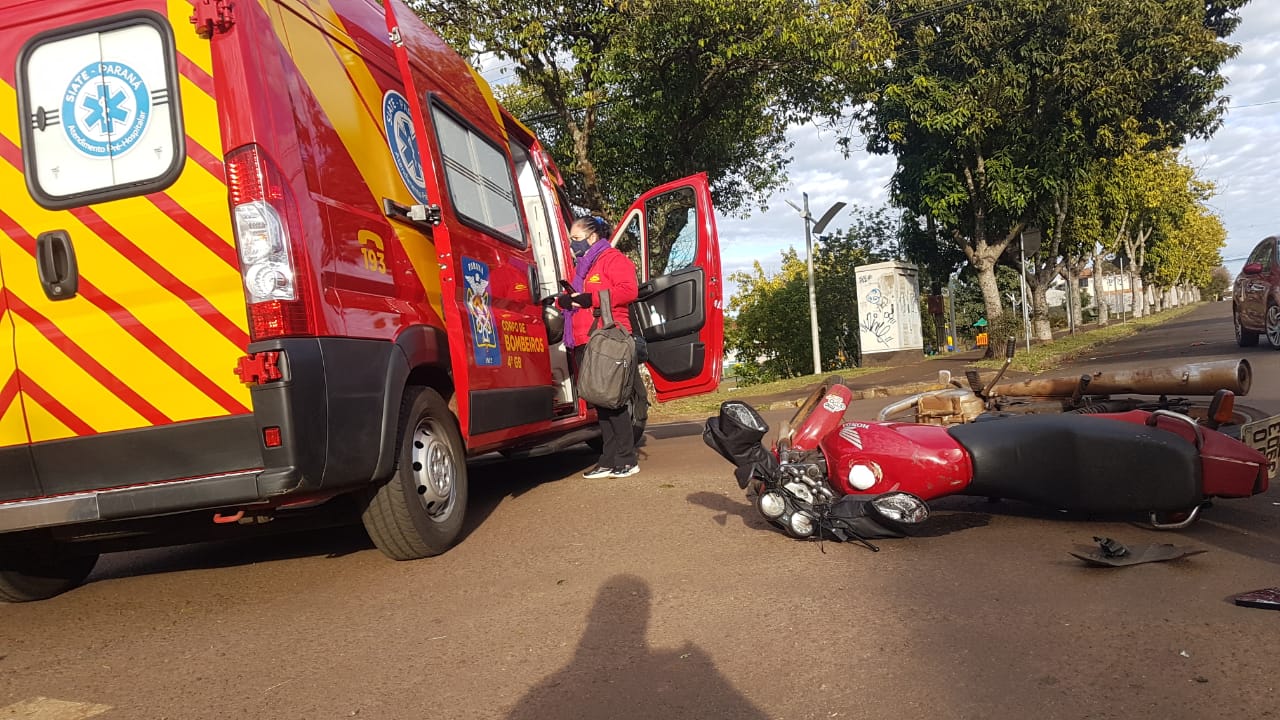 Ve Culo Peugeot E Motocicleta Se Envolvem Em Uma Colis O De Tr Nsito No