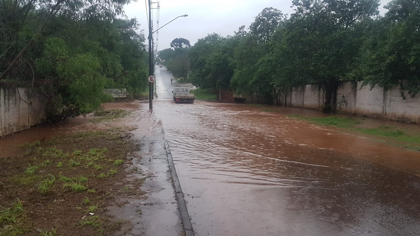 Rio Transborda E Causa Alagamento Na Rua Salgado Filho Na Divisa Dos