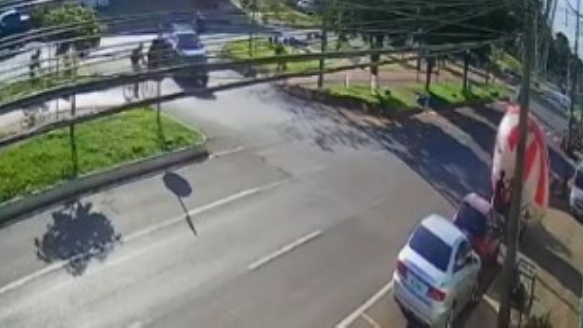 Veja imagens Câmera mostra momento exato em que ciclista é atingido