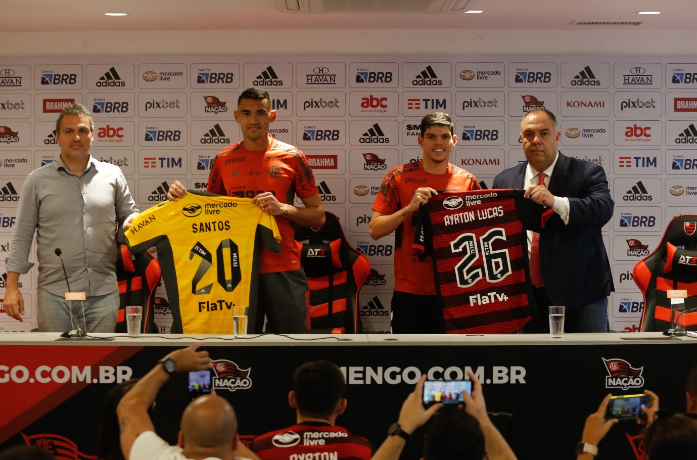 Lateral esquerdo Ayrton Lucas e goleiro Santos são apresentados no